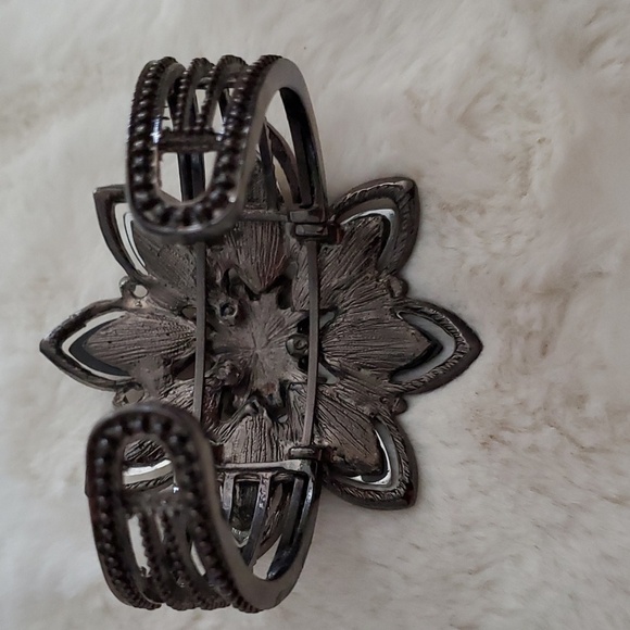 BLACK FLOWER SILVER TONE GEM BRACELET CHUNKY ECLECTIC BLING MAXIMALIST STATEMENT - Picture 4 of 5